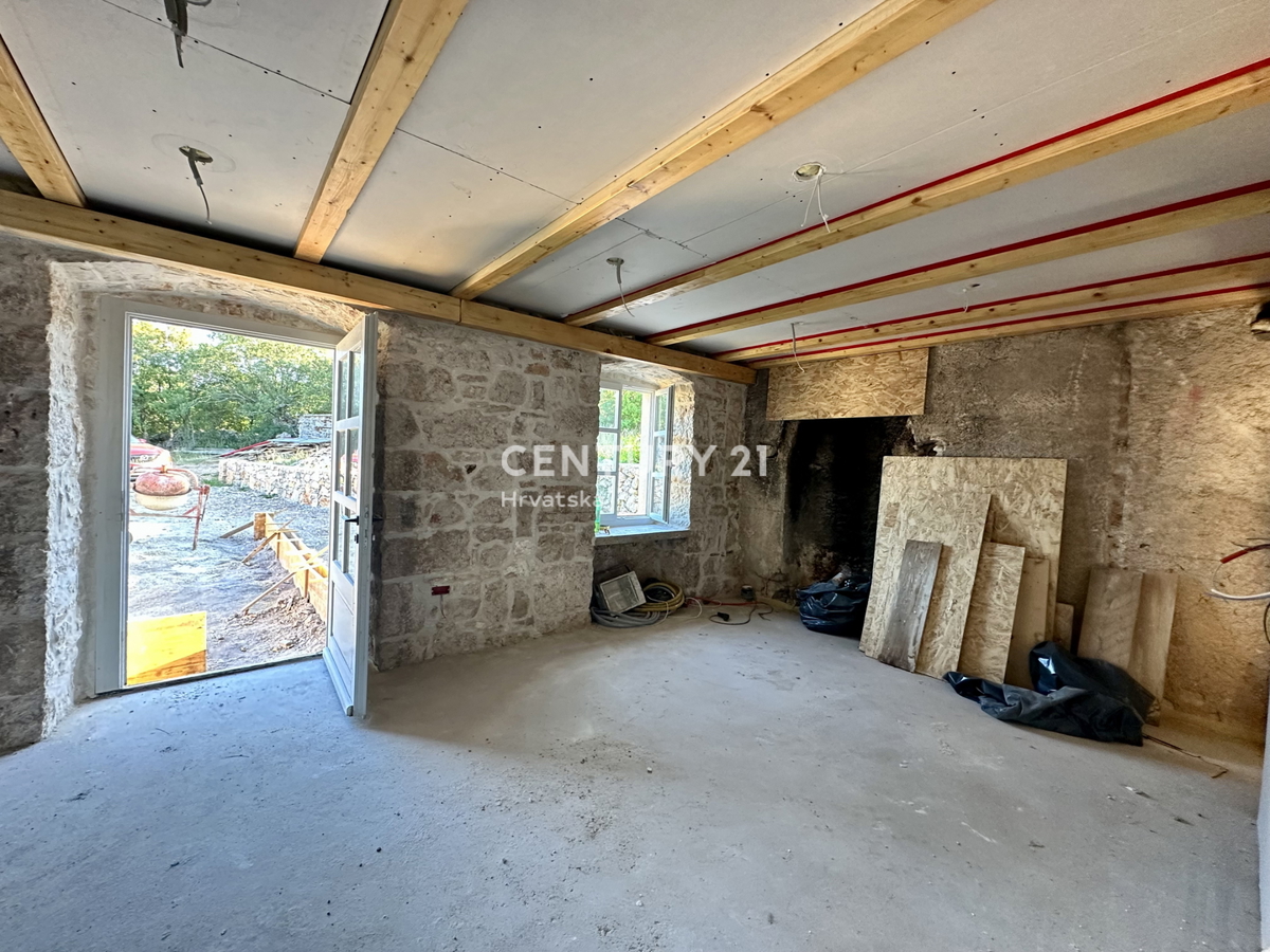 LABIN, SKITAČA, CASA IN PIETRA RISTRUTTURATA IN POSIZIONE TRANQUILLA