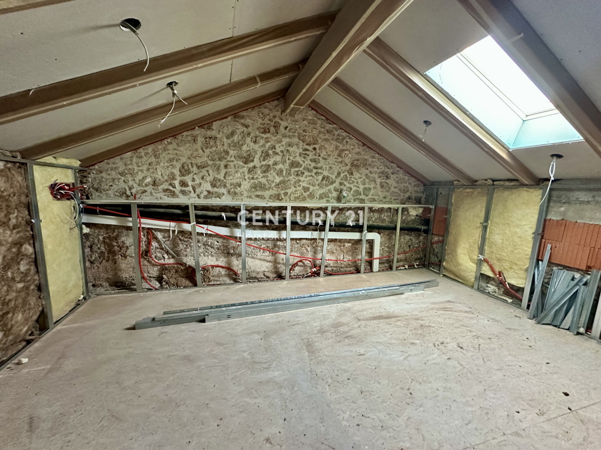 LABIN, SKITAČA, CASA IN PIETRA RISTRUTTURATA IN POSIZIONE TRANQUILLA