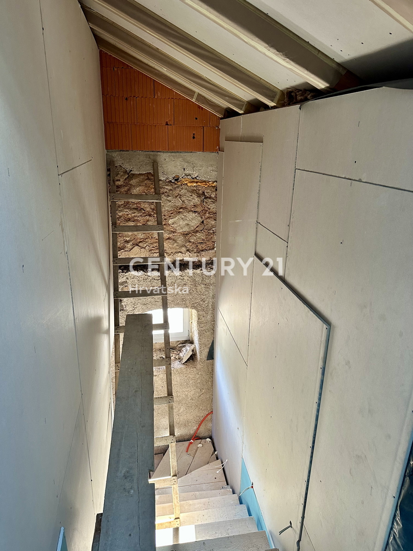 LABIN, SKITAČA, CASA IN PIETRA RISTRUTTURATA IN POSIZIONE TRANQUILLA