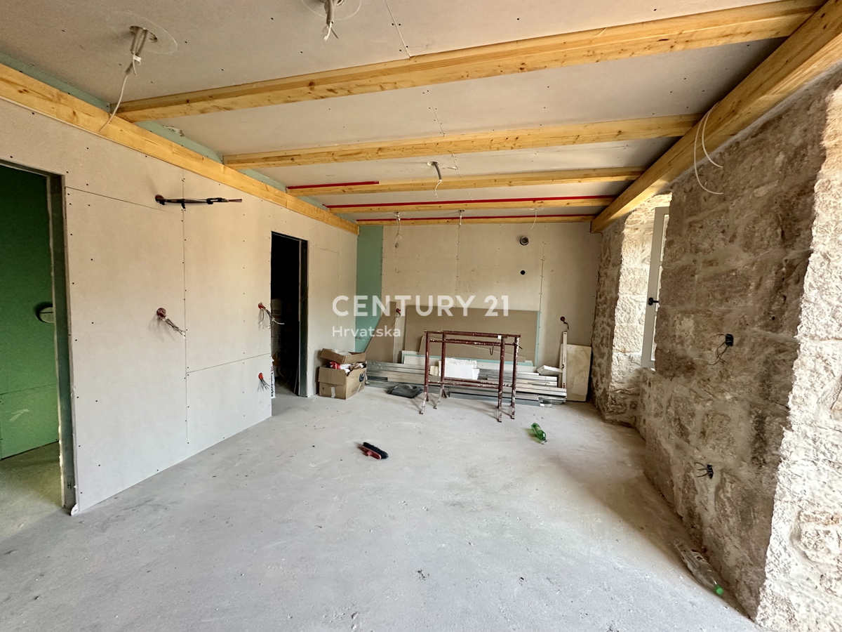 LABIN, SKITAČA, CASA IN PIETRA RISTRUTTURATA IN POSIZIONE TRANQUILLA