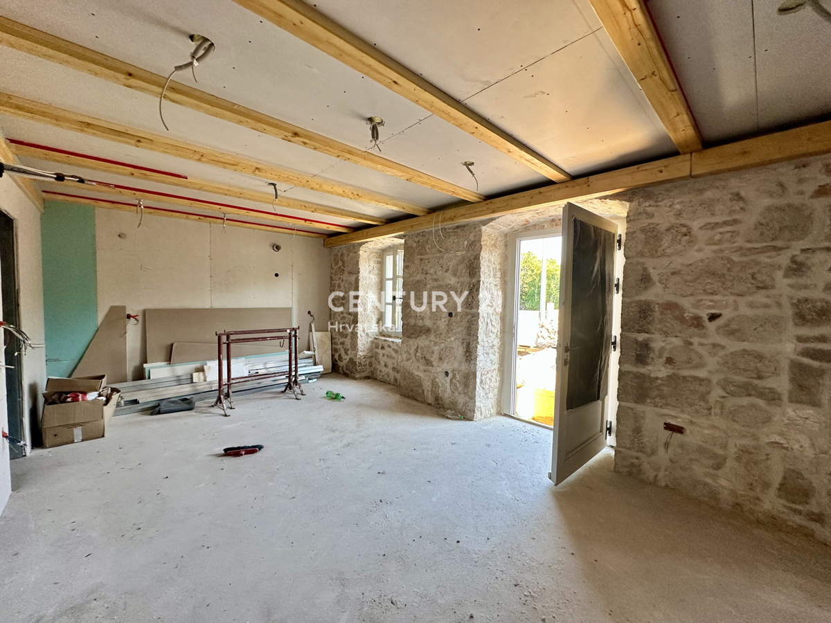 LABIN, SKITAČA, CASA IN PIETRA RISTRUTTURATA IN POSIZIONE TRANQUILLA