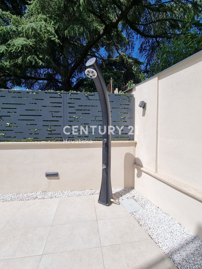 TAR VABRIGA, NUOVA COSTRUZIONE, APPARTAMENTO SU DUE LIVELLI AL PIANO TERRA E PRIMO PIANO CON PISCINA