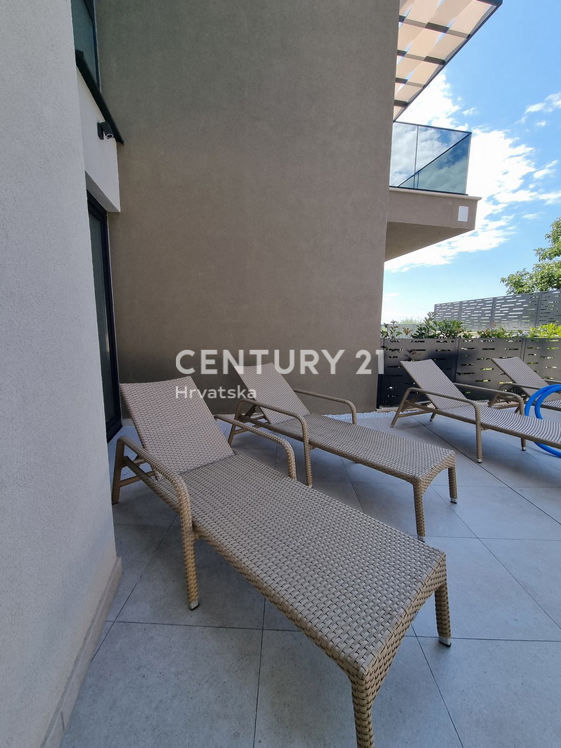 TAR VABRIGA, NUOVA COSTRUZIONE, APPARTAMENTO SU DUE LIVELLI AL PIANO TERRA E PRIMO PIANO CON PISCINA