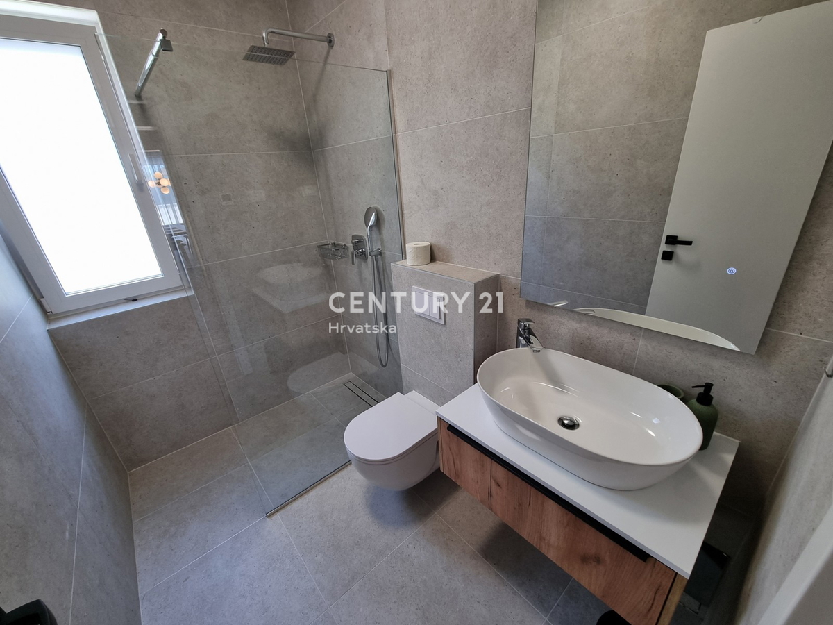 TAR VABRIGA, NUOVA COSTRUZIONE, APPARTAMENTO SU DUE LIVELLI AL PIANO TERRA E PRIMO PIANO CON PISCINA