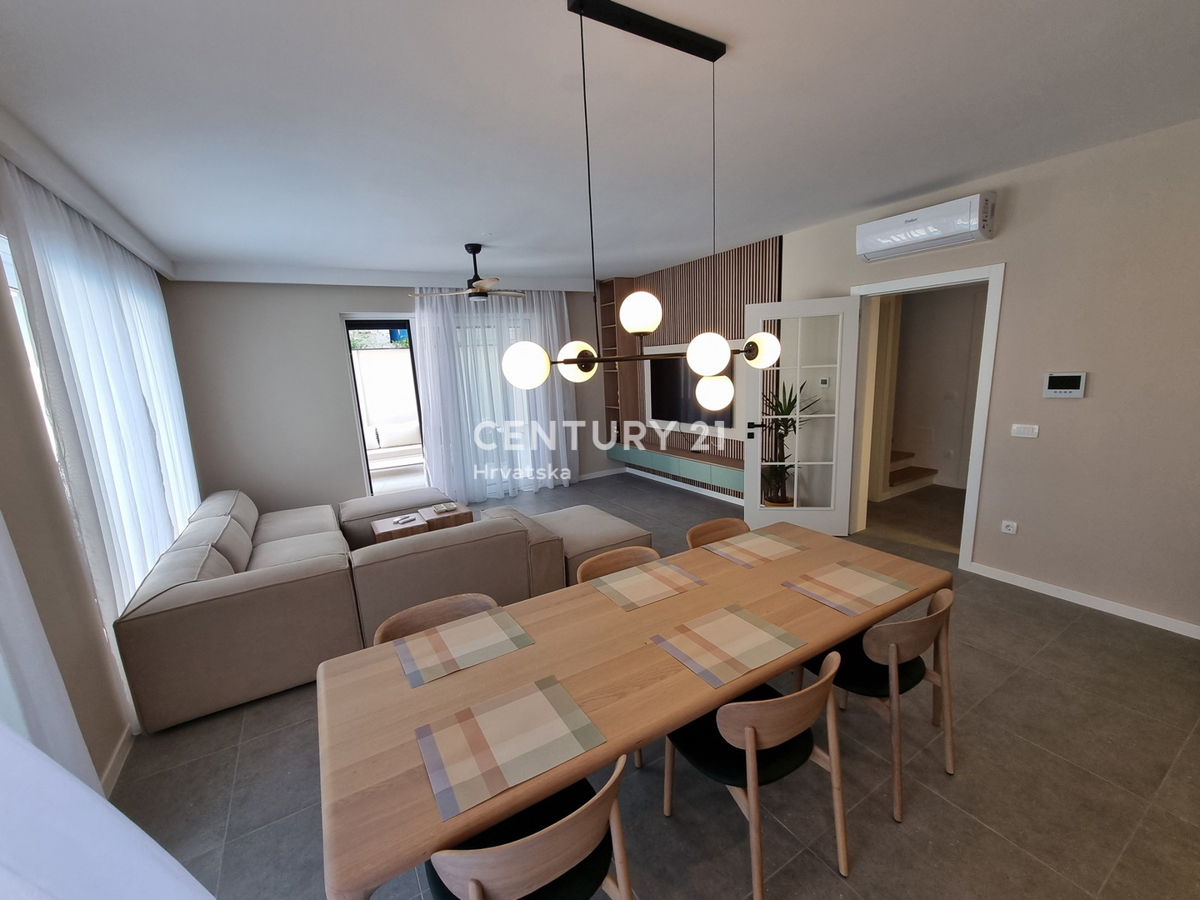 TAR VABRIGA, NUOVA COSTRUZIONE, APPARTAMENTO SU DUE LIVELLI AL PIANO TERRA E PRIMO PIANO CON PISCINA