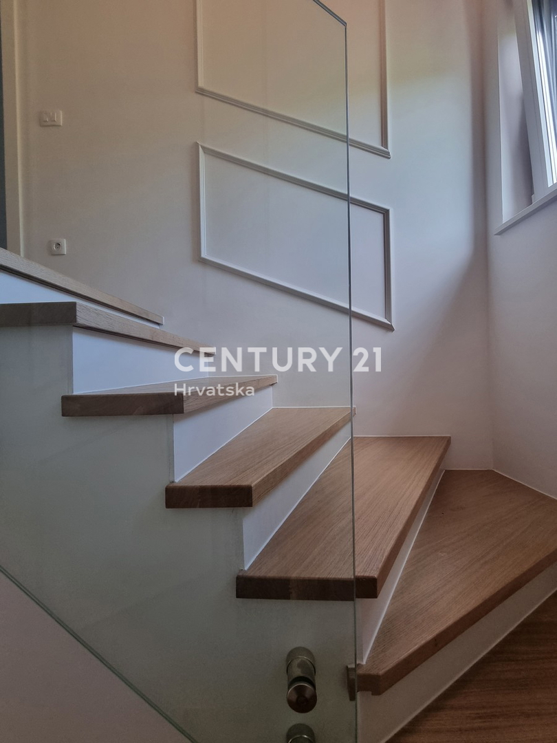 TAR VABRIGA, NUOVA COSTRUZIONE, APPARTAMENTO SU DUE LIVELLI AL PIANO TERRA E PRIMO PIANO CON PISCINA