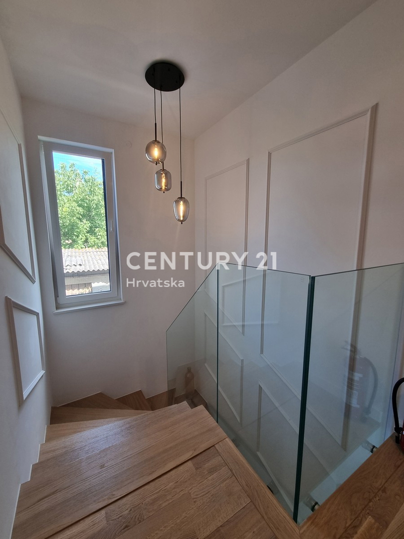 TAR VABRIGA, NUOVA COSTRUZIONE, APPARTAMENTO SU DUE LIVELLI AL PIANO TERRA E PRIMO PIANO CON PISCINA