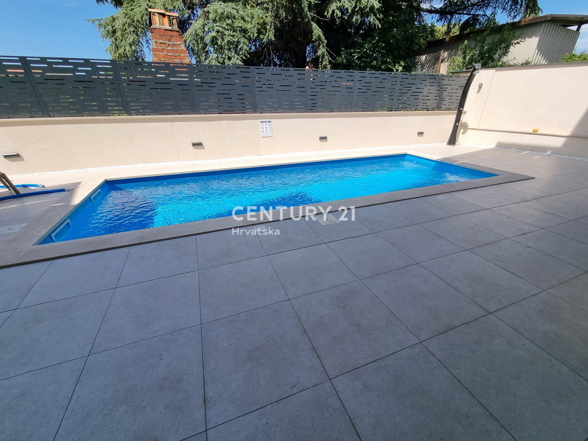 TAR VABRIGA, NUOVA COSTRUZIONE, APPARTAMENTO SU DUE LIVELLI AL PIANO TERRA E PRIMO PIANO CON PISCINA