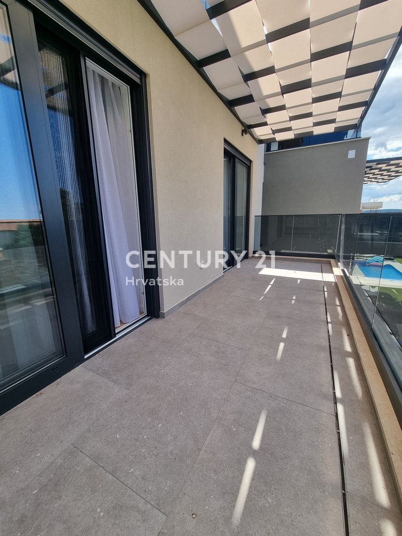 TAR VABRIGA, NUOVA COSTRUZIONE, APPARTAMENTO SU DUE LIVELLI AL PIANO TERRA E PRIMO PIANO CON PISCINA