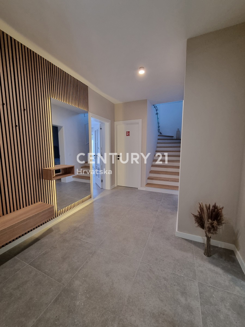 TAR VABRIGA, NUOVA COSTRUZIONE, APPARTAMENTO SU DUE LIVELLI AL PIANO TERRA E PRIMO PIANO CON PISCINA