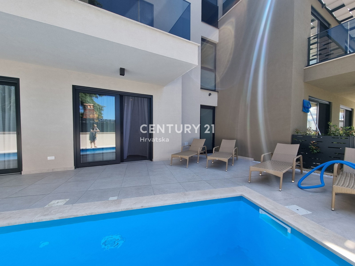 TAR VABRIGA, NUOVA COSTRUZIONE, APPARTAMENTO SU DUE LIVELLI AL PIANO TERRA E PRIMO PIANO CON PISCINA