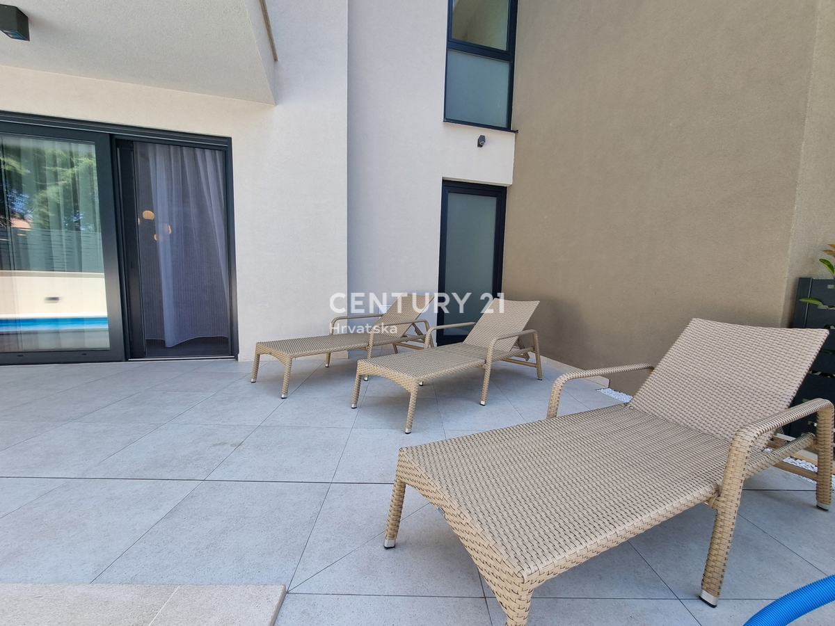 TAR VABRIGA, NUOVA COSTRUZIONE, APPARTAMENTO SU DUE LIVELLI AL PIANO TERRA E PRIMO PIANO CON PISCINA