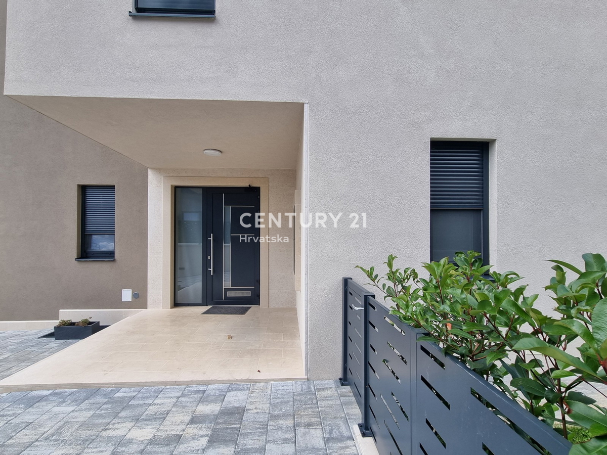 TAR VABRIGA, NUOVA COSTRUZIONE, APPARTAMENTO SU DUE LIVELLI AL PIANO TERRA E PRIMO PIANO CON PISCINA