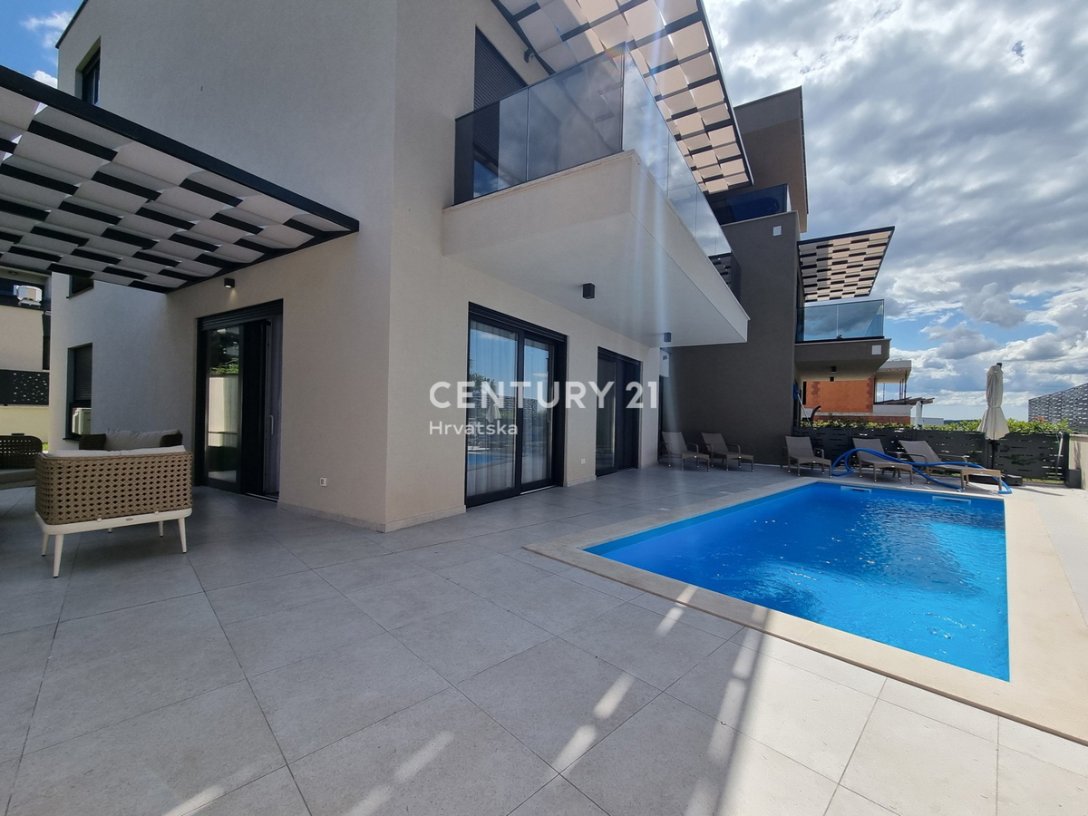 TAR VABRIGA, NUOVA COSTRUZIONE, APPARTAMENTO SU DUE LIVELLI AL PIANO TERRA E PRIMO PIANO CON PISCINA