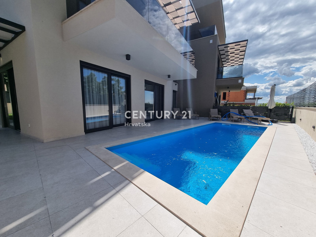 TAR VABRIGA, NUOVA COSTRUZIONE, APPARTAMENTO SU DUE LIVELLI AL PIANO TERRA E PRIMO PIANO CON PISCINA