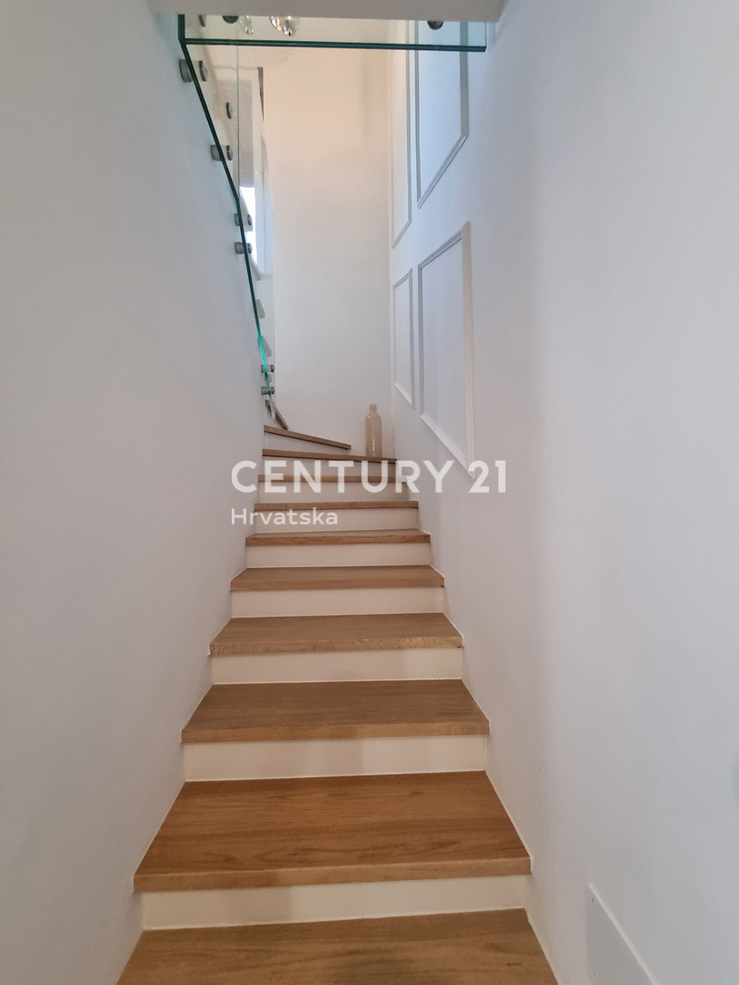 TAR VABRIGA, NUOVA COSTRUZIONE, APPARTAMENTO SU DUE LIVELLI AL PIANO TERRA E PRIMO PIANO CON PISCINA