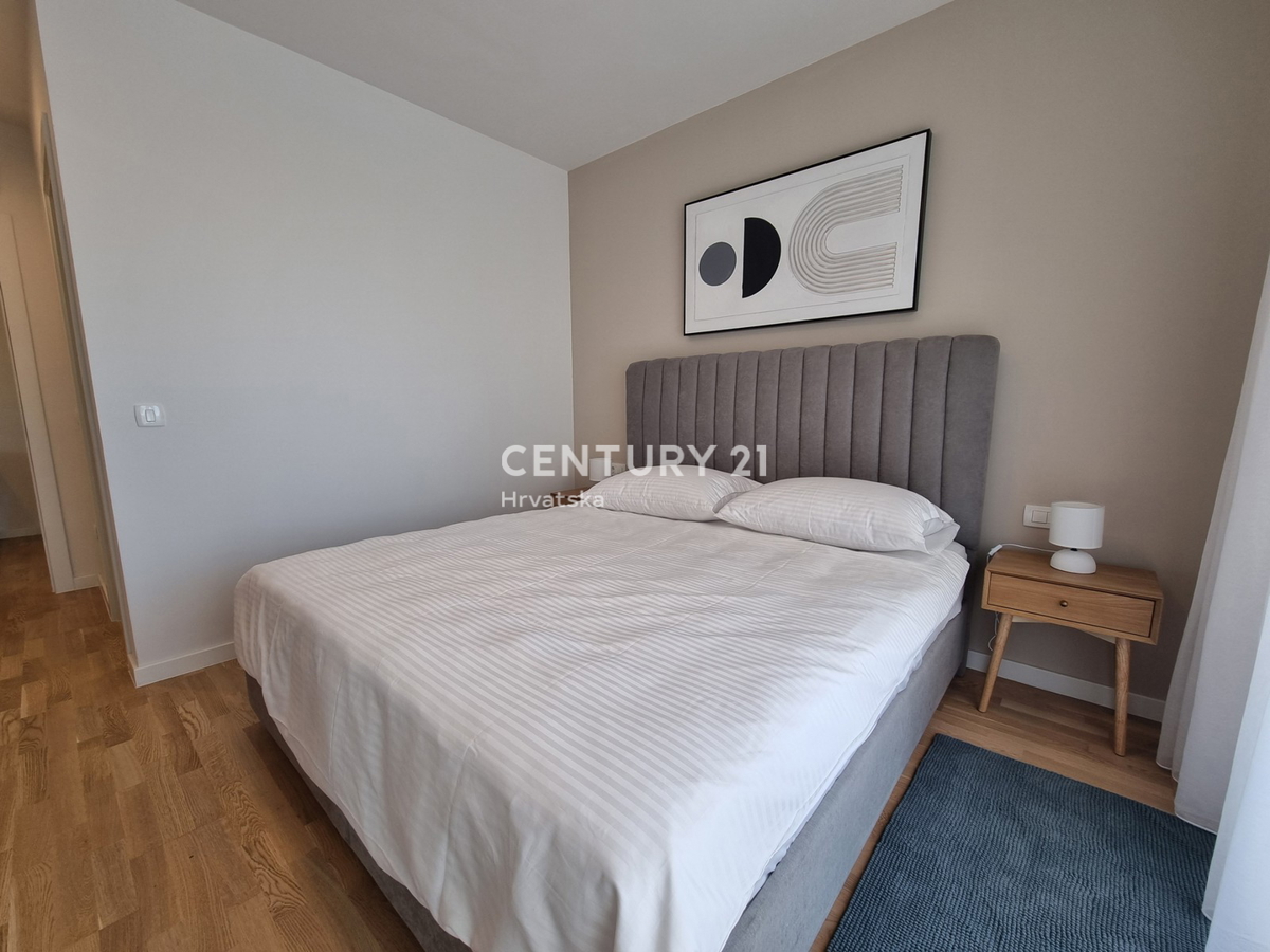 TAR VABRIGA, NUOVA COSTRUZIONE, APPARTAMENTO SU DUE LIVELLI AL PIANO TERRA E PRIMO PIANO CON PISCINA