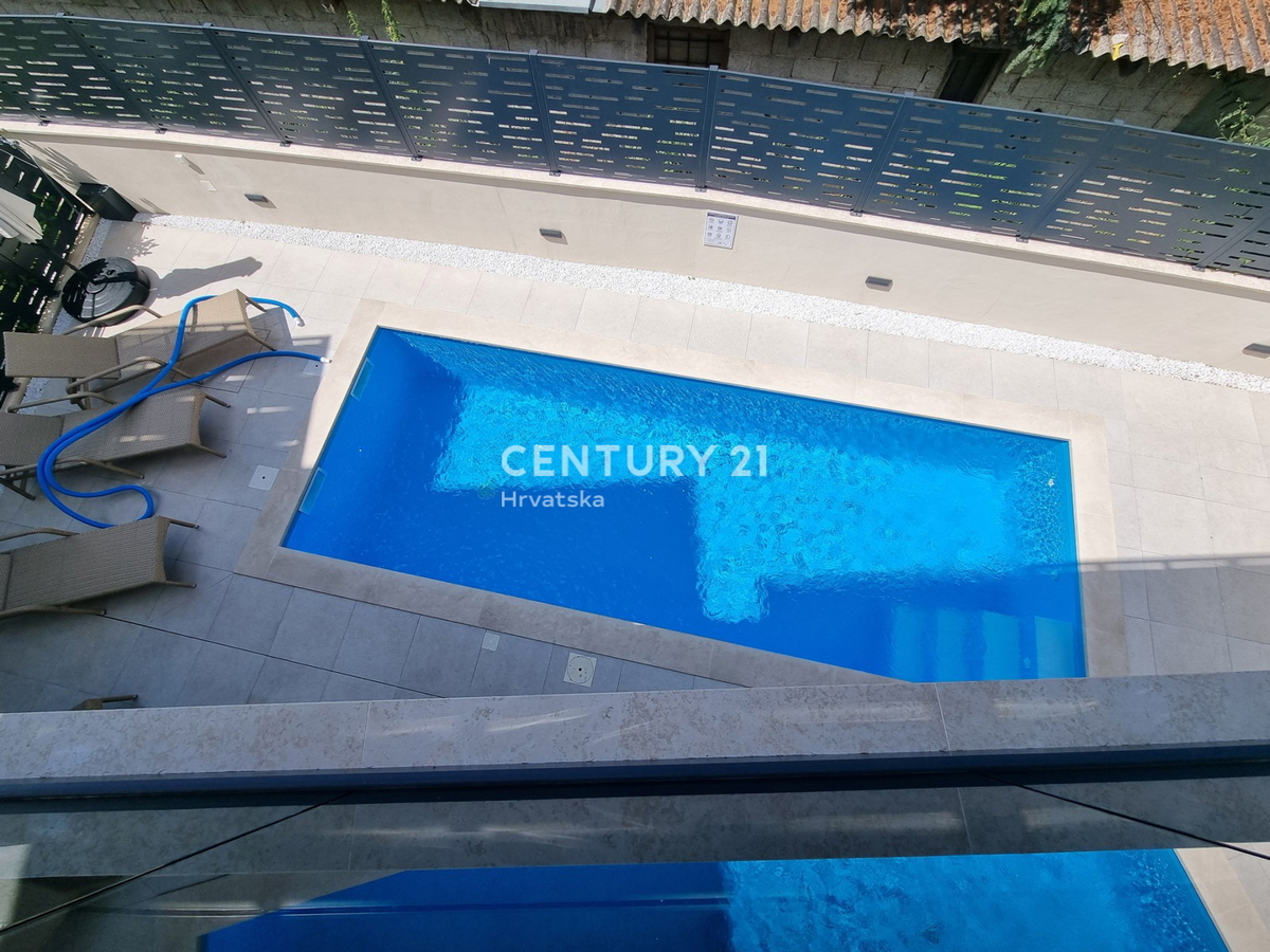 TAR VABRIGA, NUOVA COSTRUZIONE, APPARTAMENTO SU DUE LIVELLI AL PIANO TERRA E PRIMO PIANO CON PISCINA