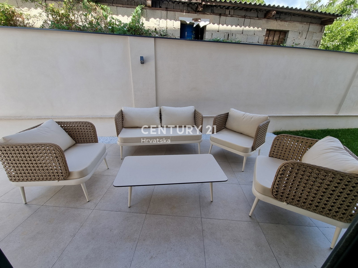 TAR VABRIGA, NUOVA COSTRUZIONE, APPARTAMENTO SU DUE LIVELLI AL PIANO TERRA E PRIMO PIANO CON PISCINA