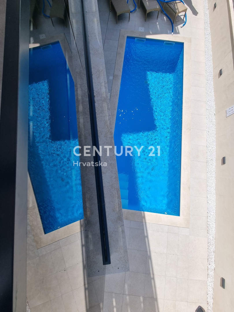 TAR VABRIGA, NUOVA COSTRUZIONE, APPARTAMENTO SU DUE LIVELLI AL PIANO TERRA E PRIMO PIANO CON PISCINA