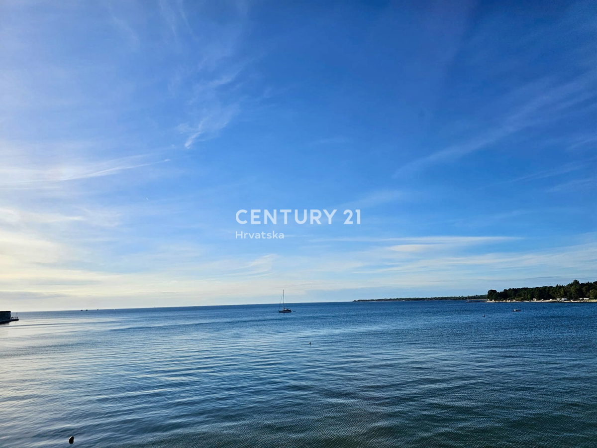 POREČ, CENTRO, APPARTAMENTO IN PRIMA FILA SUL MARE CON VISTA SULLA CITTÀ VECCHIA E SUL MARE