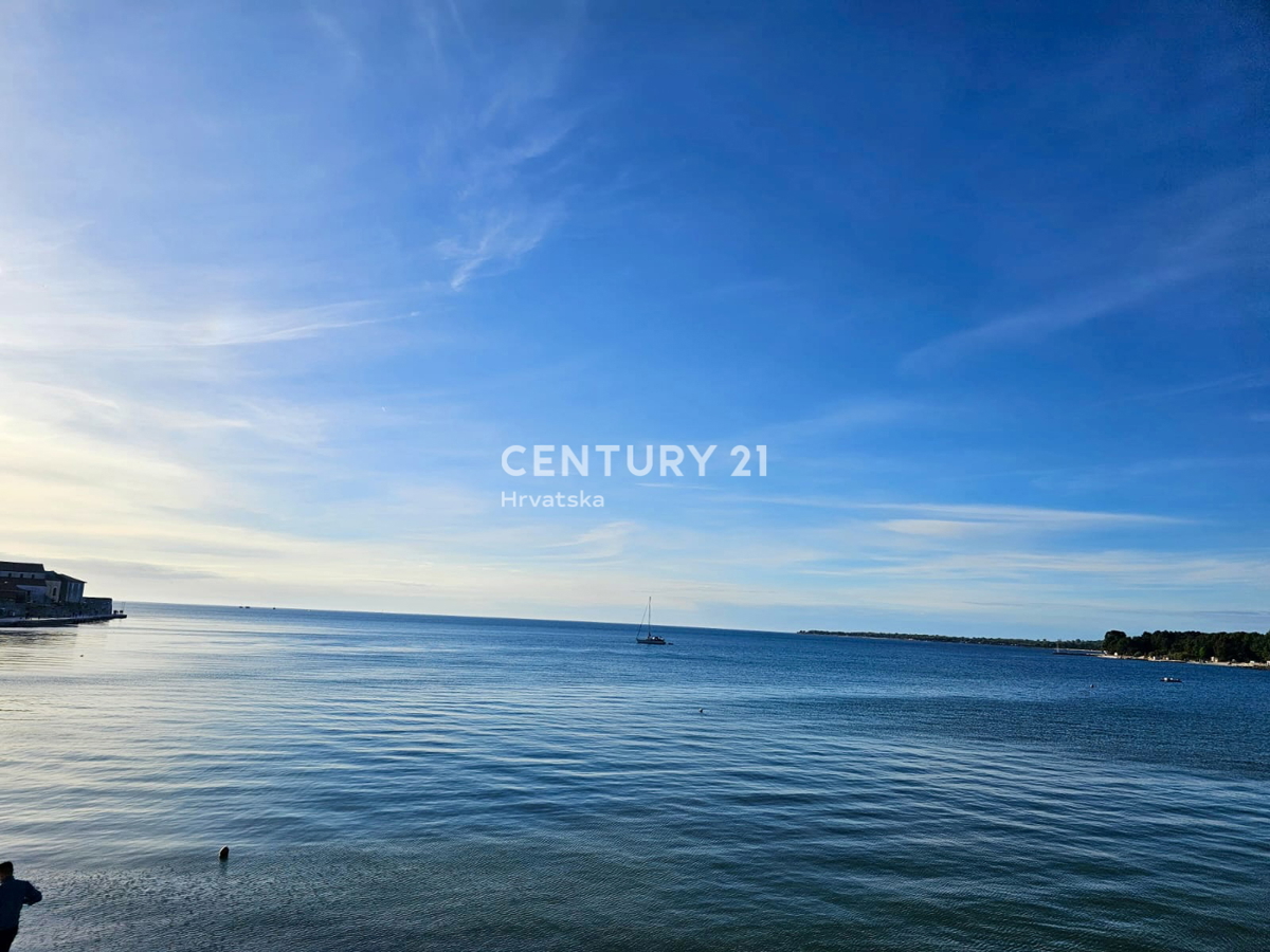 POREČ, CENTRO, APPARTAMENTO IN PRIMA FILA SUL MARE CON VISTA SULLA CITTÀ VECCHIA E SUL MARE