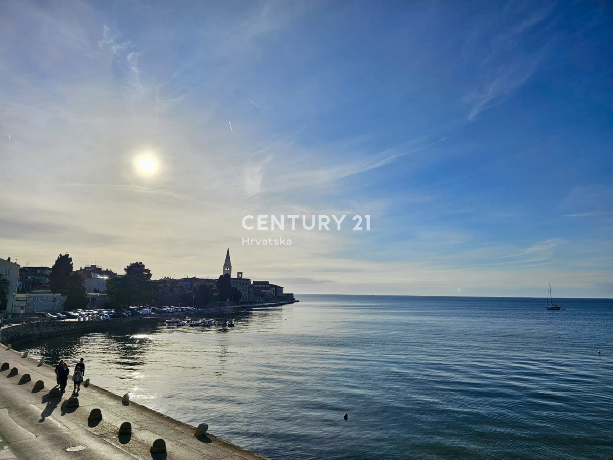 POREČ, CENTRO, APPARTAMENTO IN PRIMA FILA SUL MARE CON VISTA SULLA CITTÀ VECCHIA E SUL MARE