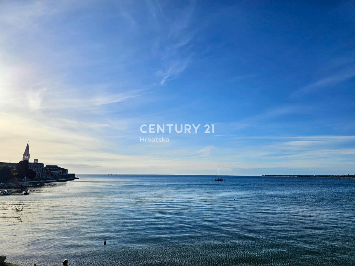 POREČ, CENTRO, APPARTAMENTO IN PRIMA FILA SUL MARE CON VISTA SULLA CITTÀ VECCHIA E SUL MARE