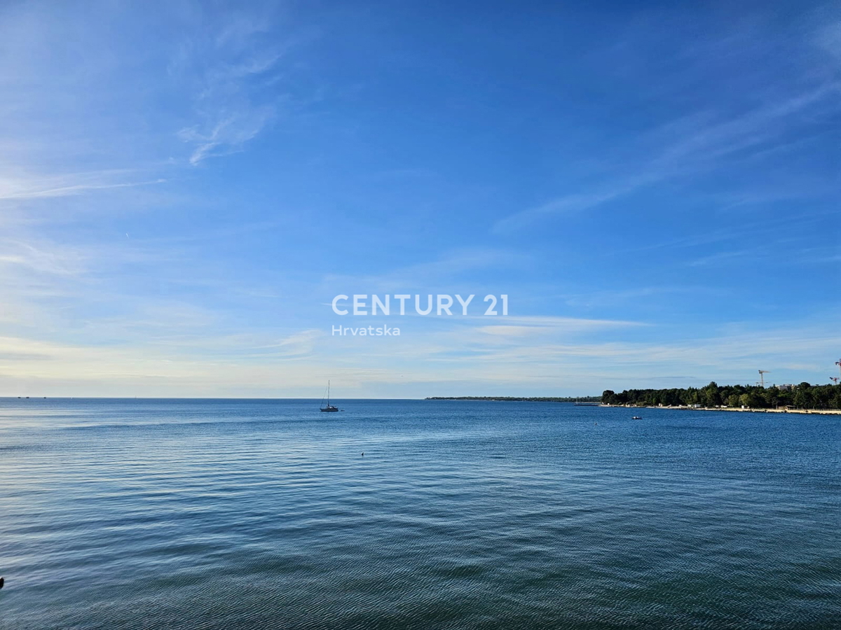 POREČ, CENTRO, APPARTAMENTO IN PRIMA FILA SUL MARE CON VISTA SULLA CITTÀ VECCHIA E SUL MARE