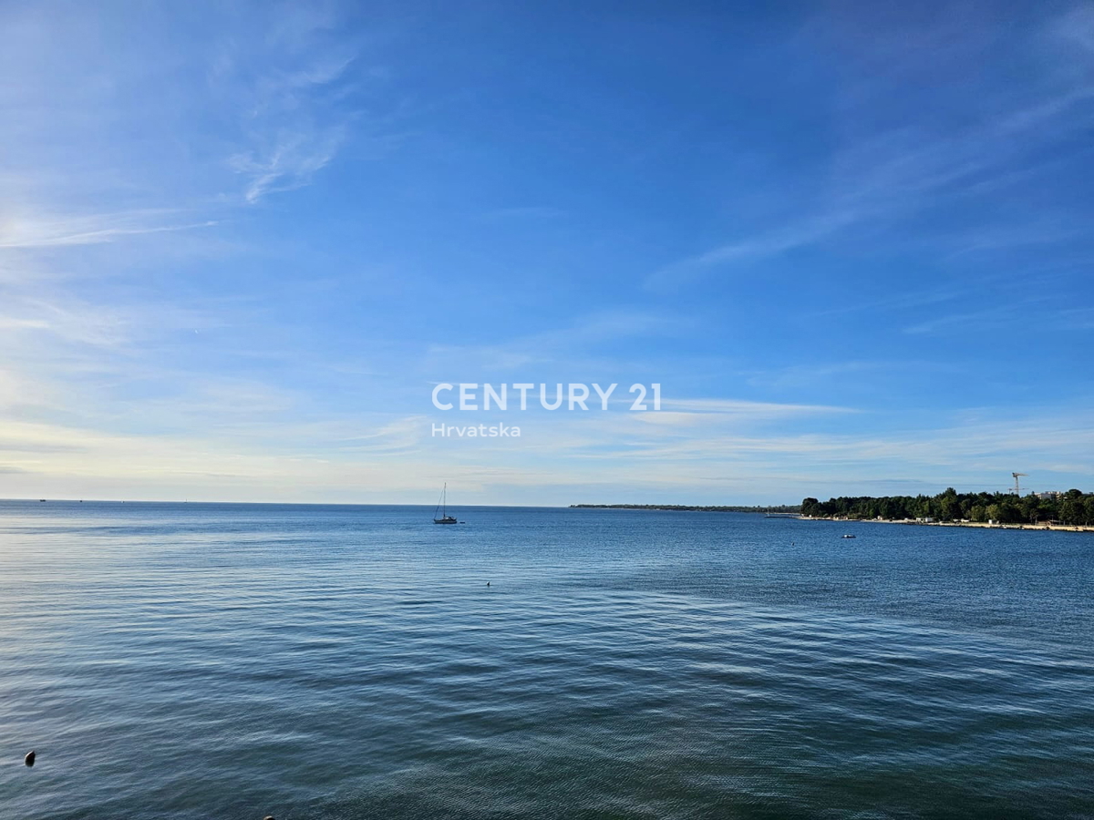 POREČ, CENTRO, APPARTAMENTO IN PRIMA FILA SUL MARE CON VISTA SULLA CITTÀ VECCHIA E SUL MARE