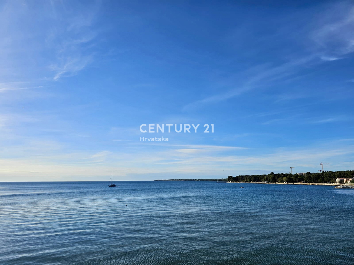POREČ, CENTRO, APPARTAMENTO IN PRIMA FILA SUL MARE CON VISTA SULLA CITTÀ VECCHIA E SUL MARE