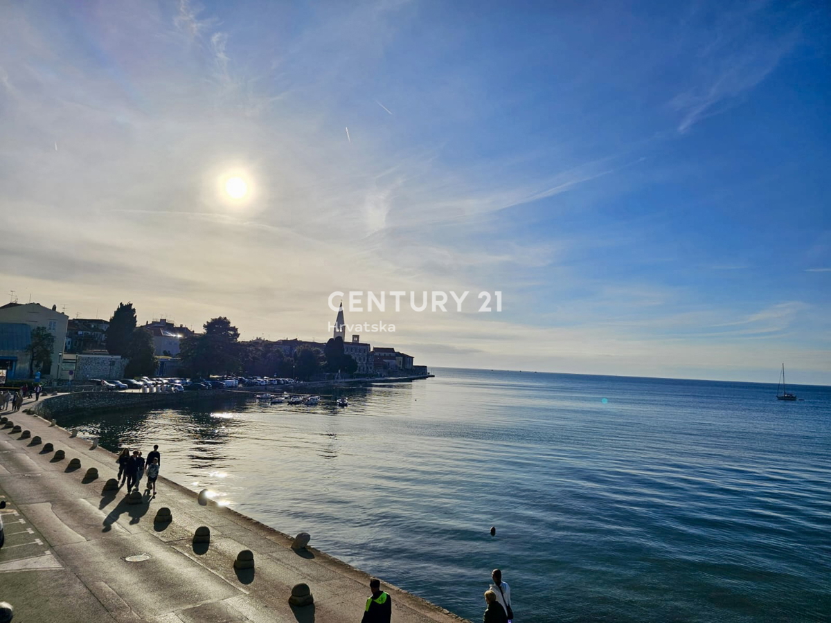 POREČ, CENTRO, APPARTAMENTO IN PRIMA FILA SUL MARE CON VISTA SULLA CITTÀ VECCHIA E SUL MARE