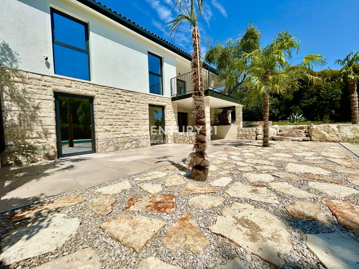 UMAG, DINTORNI, APPARTAMENTO IN OTTIMA POSIZIONE A SOLI 150 METRI DALLA SPIAGGIA CON VISTA MARE