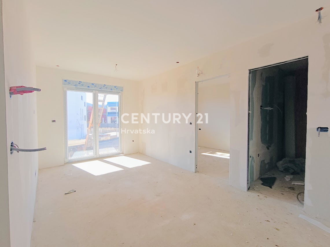 POREČ, APPARTAMENTO IN VENDITA AL PRIMO PIANO, NUOVA COSTRUZIONE, 1500 M DAL MARE