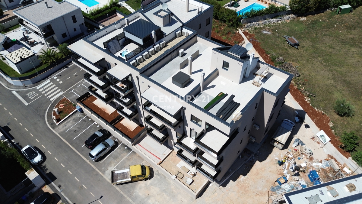 POREČ, APPARTAMENTO IN VENDITA AL PRIMO PIANO, NUOVA COSTRUZIONE, 1500 M DAL MARE