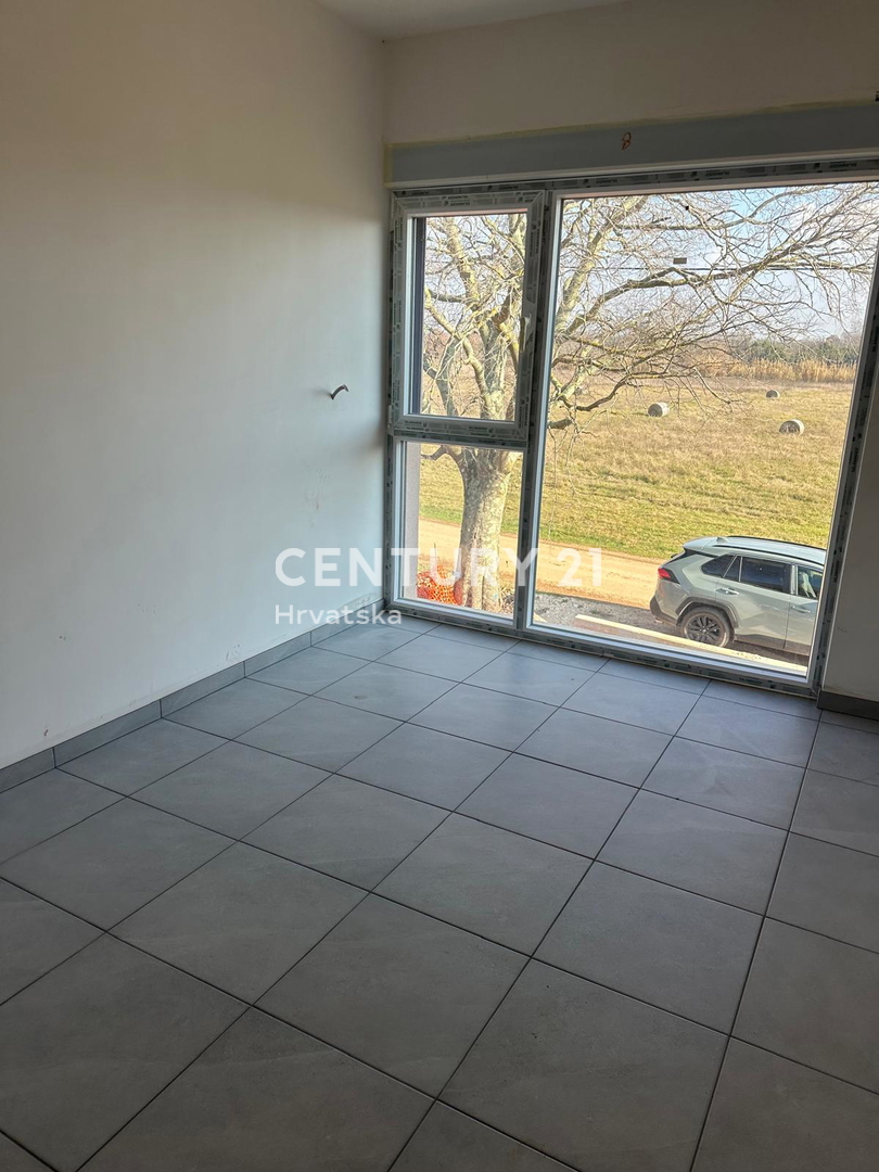 POREČ, IN VENDITA APPARTAMENTO QUADRILOCALE, NUOVA COSTRUZIONE CON AMPIA TERRAZZA SUL TETTO