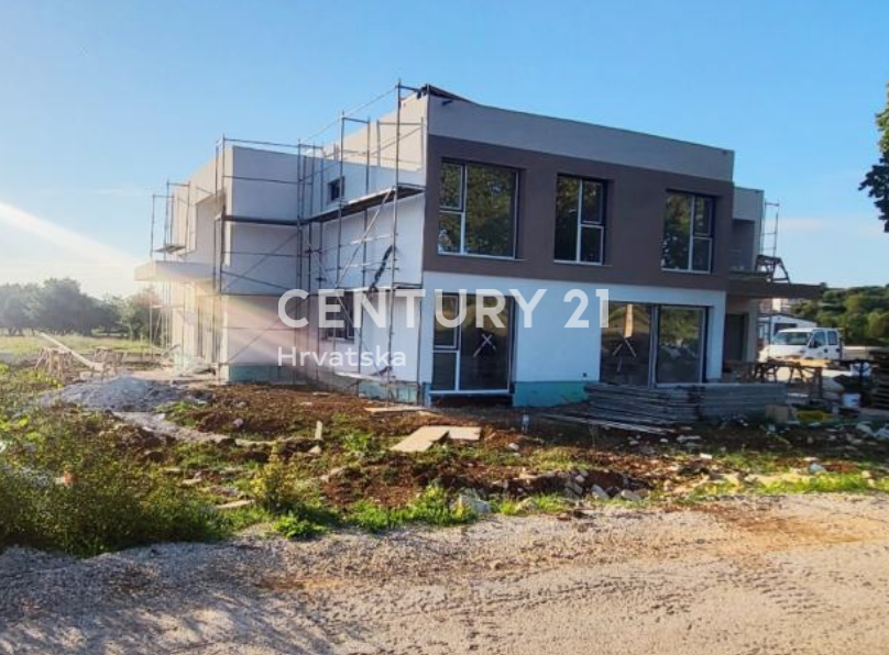 POREČ, IN VENDITA APPARTAMENTO QUADRILOCALE, NUOVA COSTRUZIONE CON AMPIA TERRAZZA SUL TETTO