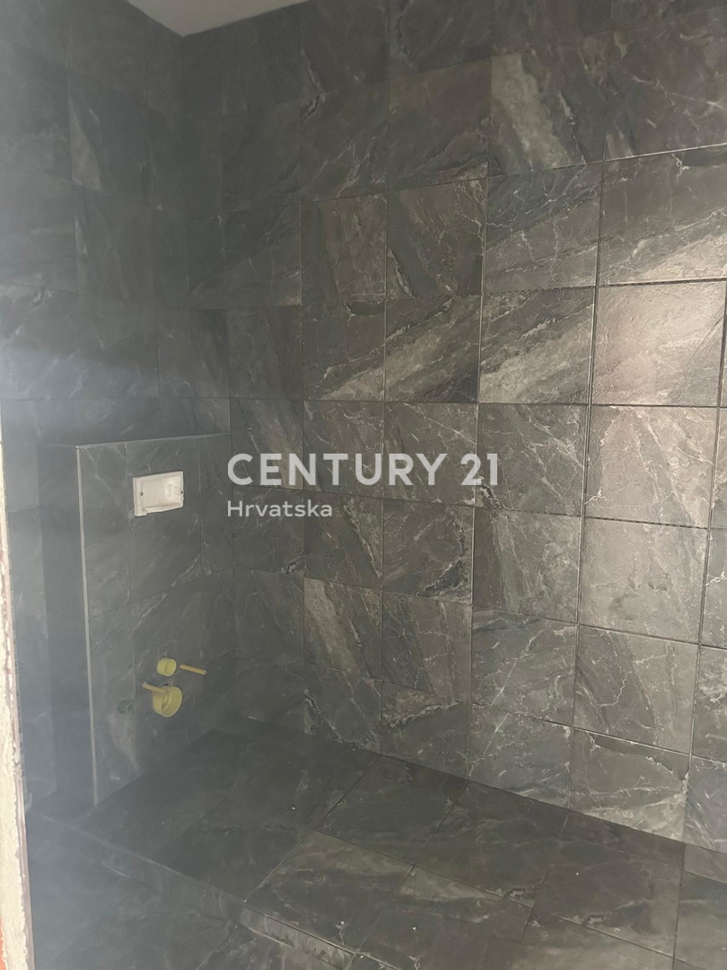 POREČ, IN VENDITA APPARTAMENTO QUADRILOCALE, NUOVA COSTRUZIONE CON AMPIA TERRAZZA SUL TETTO