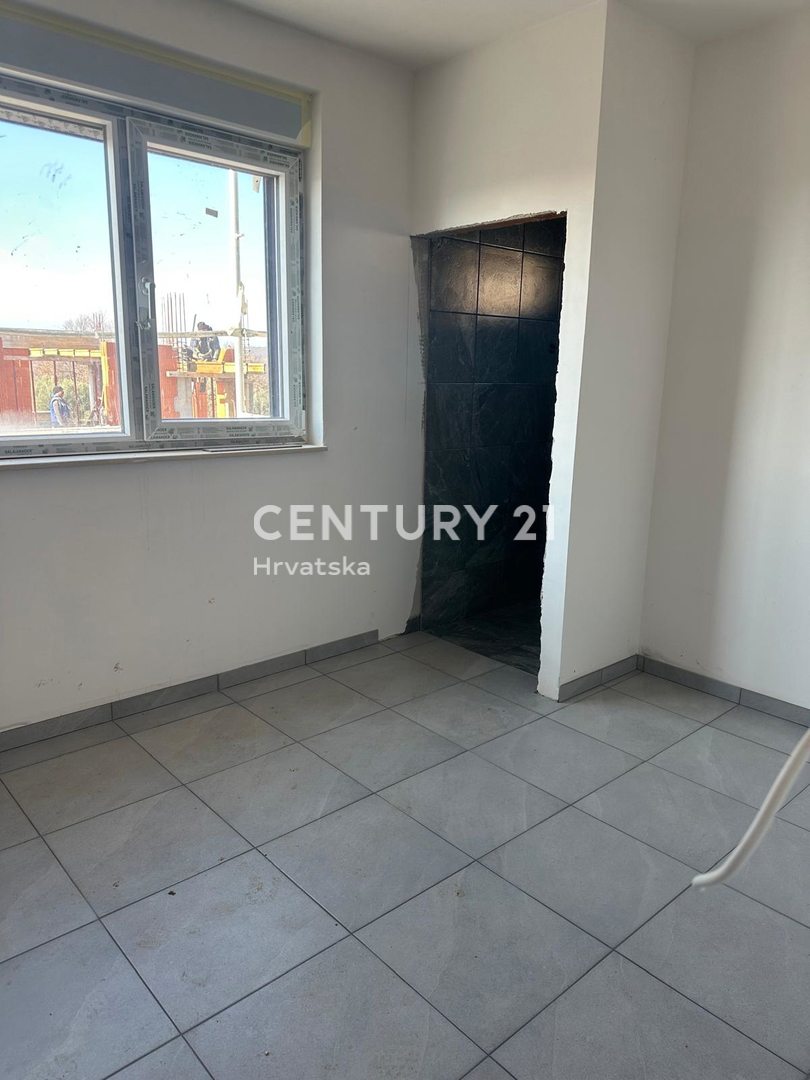 POREČ, IN VENDITA APPARTAMENTO QUADRILOCALE, NUOVA COSTRUZIONE CON AMPIA TERRAZZA SUL TETTO