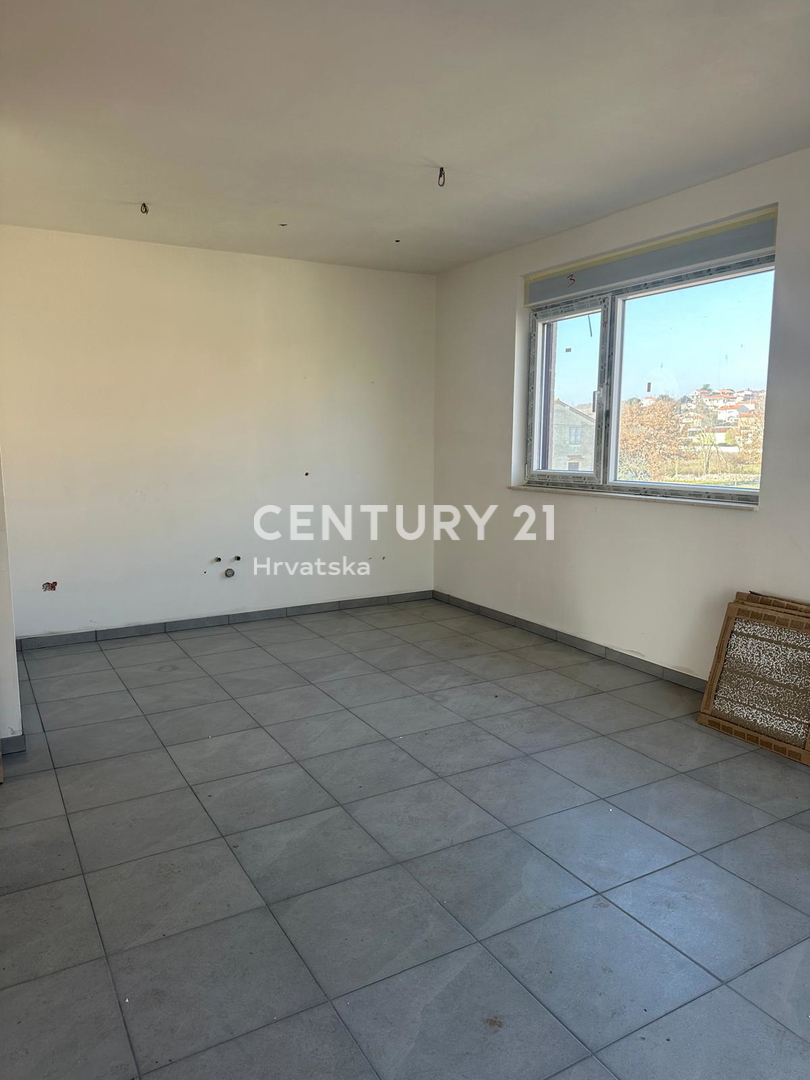 POREČ, IN VENDITA APPARTAMENTO QUADRILOCALE, NUOVA COSTRUZIONE CON AMPIA TERRAZZA SUL TETTO