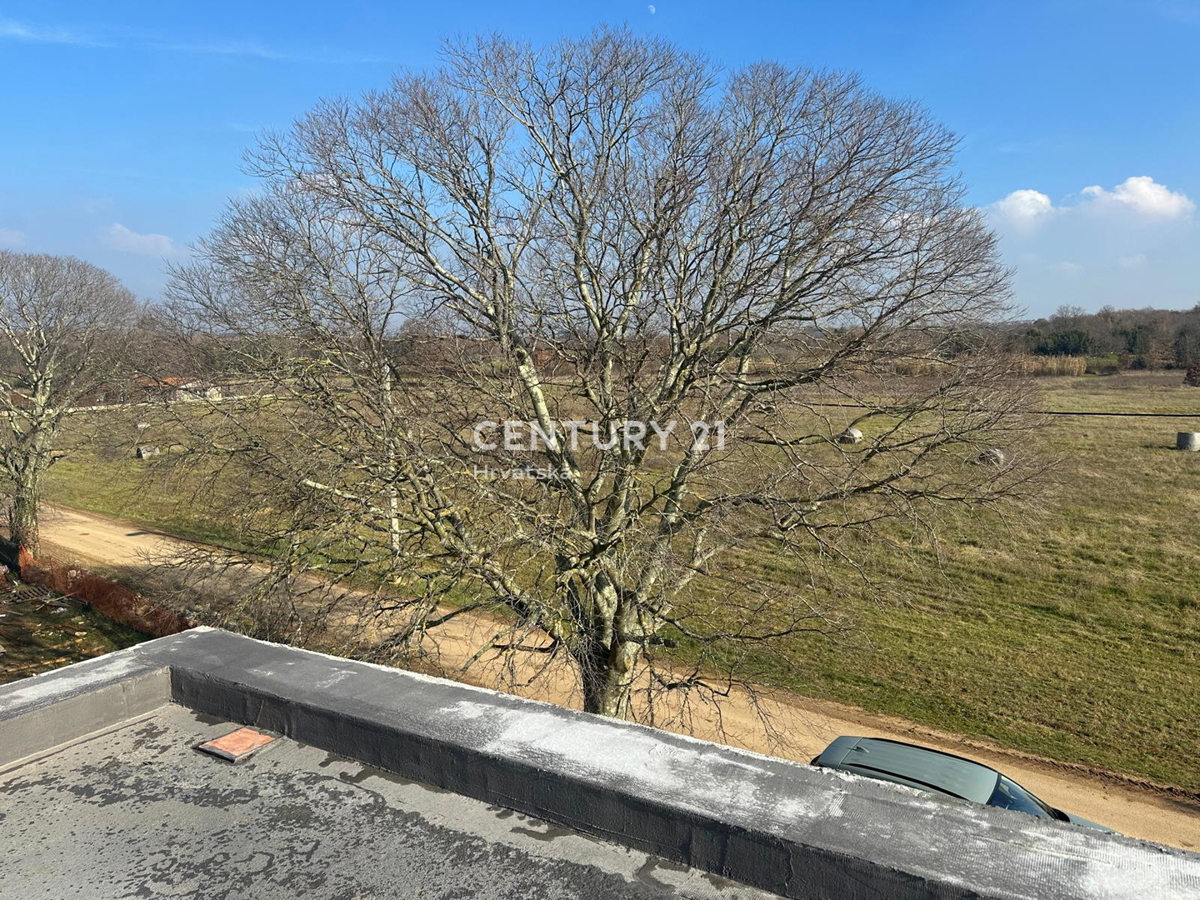 POREČ, IN VENDITA APPARTAMENTO QUADRILOCALE, NUOVA COSTRUZIONE CON AMPIA TERRAZZA SUL TETTO