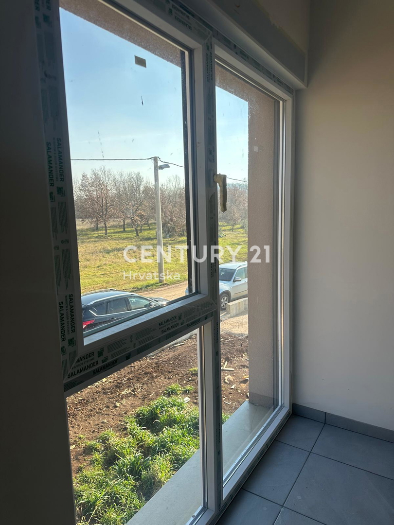 POREČ, IN VENDITA APPARTAMENTO QUADRILOCALE, NUOVA COSTRUZIONE CON AMPIA TERRAZZA SUL TETTO