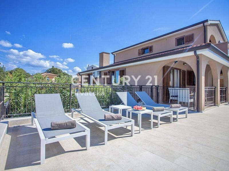 POREČ, VENDESI VILLA INDIPENDENTE CON PISCINA E SPLENDIDA VISTA SUL MARE