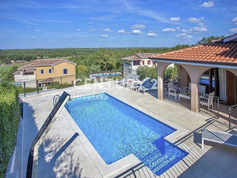 POREČ, VENDESI VILLA INDIPENDENTE CON PISCINA E SPLENDIDA VISTA SUL MARE