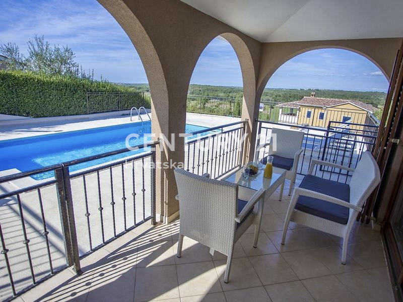 POREČ, VENDESI VILLA INDIPENDENTE CON PISCINA E SPLENDIDA VISTA SUL MARE