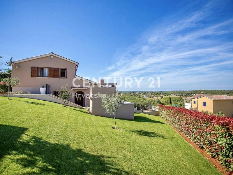 POREČ, VENDESI VILLA INDIPENDENTE CON PISCINA E SPLENDIDA VISTA SUL MARE