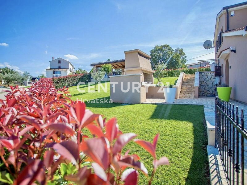 POREČ, VENDESI VILLA INDIPENDENTE CON PISCINA E SPLENDIDA VISTA SUL MARE