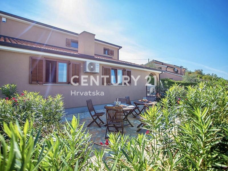 POREČ, VENDESI VILLA INDIPENDENTE CON PISCINA E SPLENDIDA VISTA SUL MARE