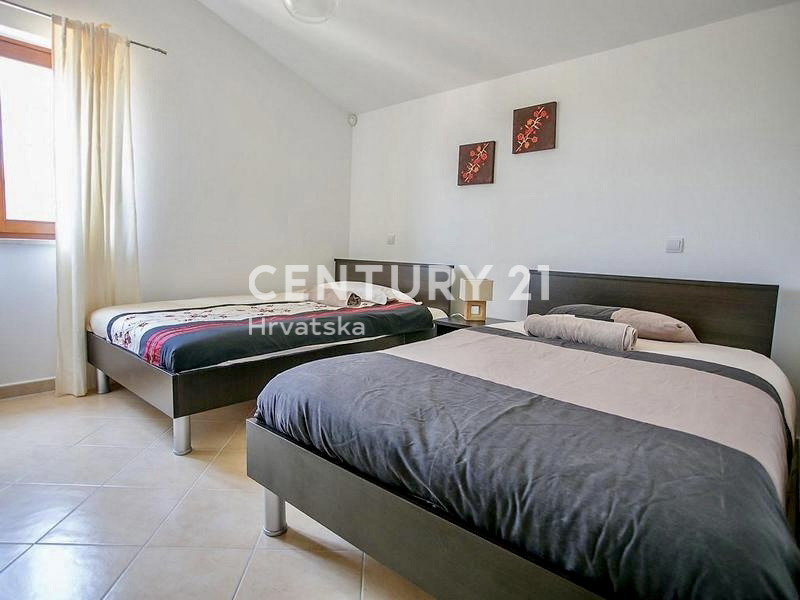 POREČ, VENDESI VILLA INDIPENDENTE CON PISCINA E SPLENDIDA VISTA SUL MARE