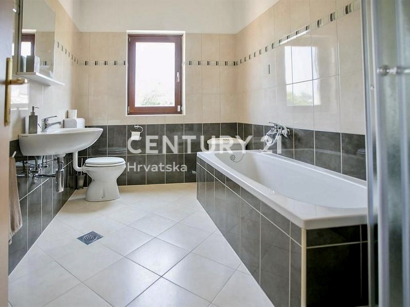 POREČ, VENDESI VILLA INDIPENDENTE CON PISCINA E SPLENDIDA VISTA SUL MARE